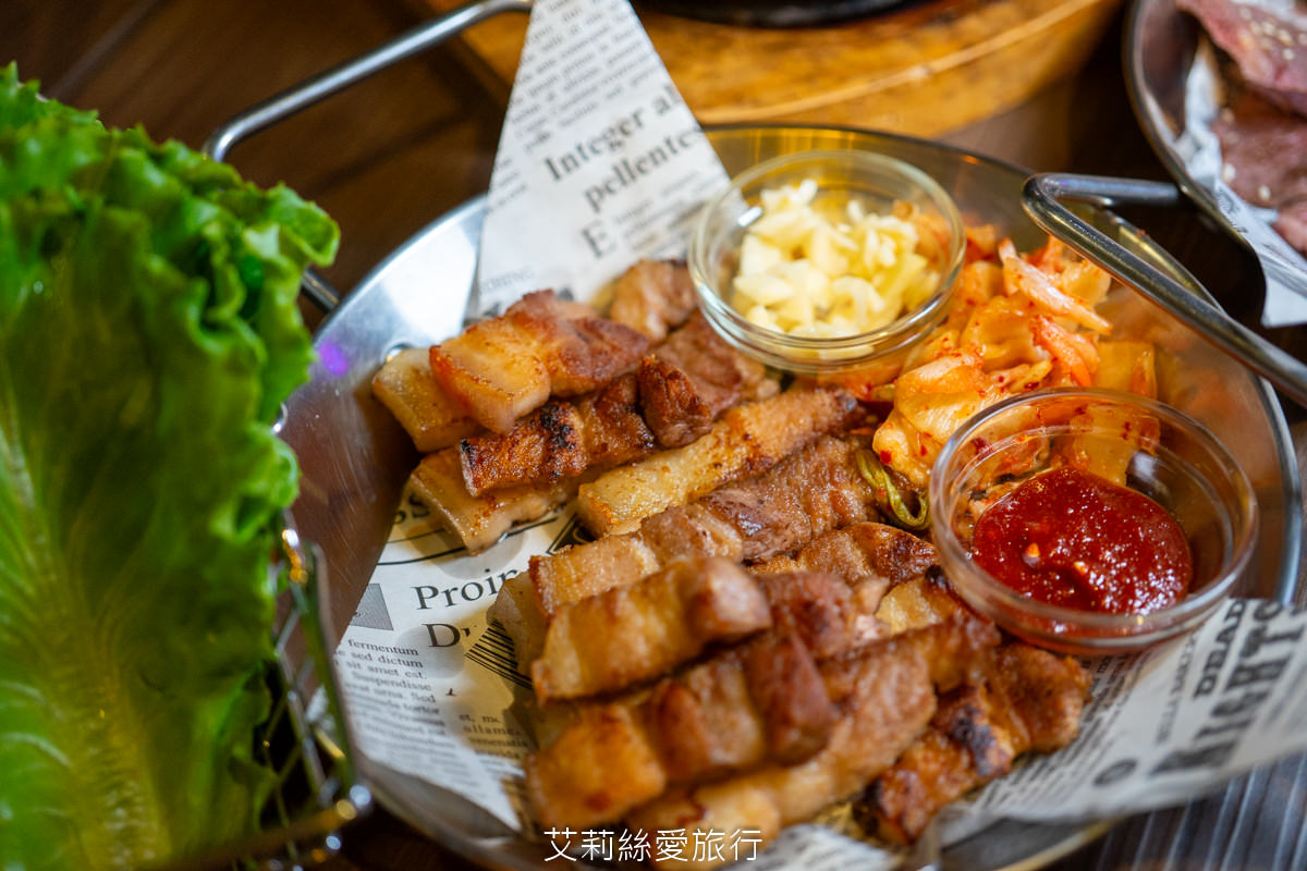 蘆洲韓式美食 That’s ok韓式餐酒館 韓國必吃 韓國一隻雞 蟹膏北海道干貝漢堡好鮮甜~辣味涼拌魷魚、PRIME翼板牛小排、韓國五花肉烤肉…吃飽飽又滿足！