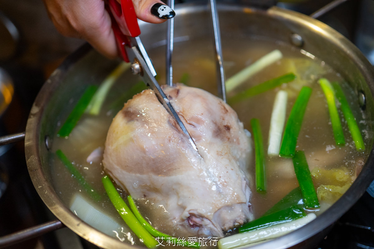 蘆洲韓式美食 That’s ok韓式餐酒館 韓國必吃 韓國一隻雞 蟹膏北海道干貝漢堡好鮮甜~辣味涼拌魷魚、PRIME翼板牛小排、韓國五花肉烤肉…吃飽飽又滿足！