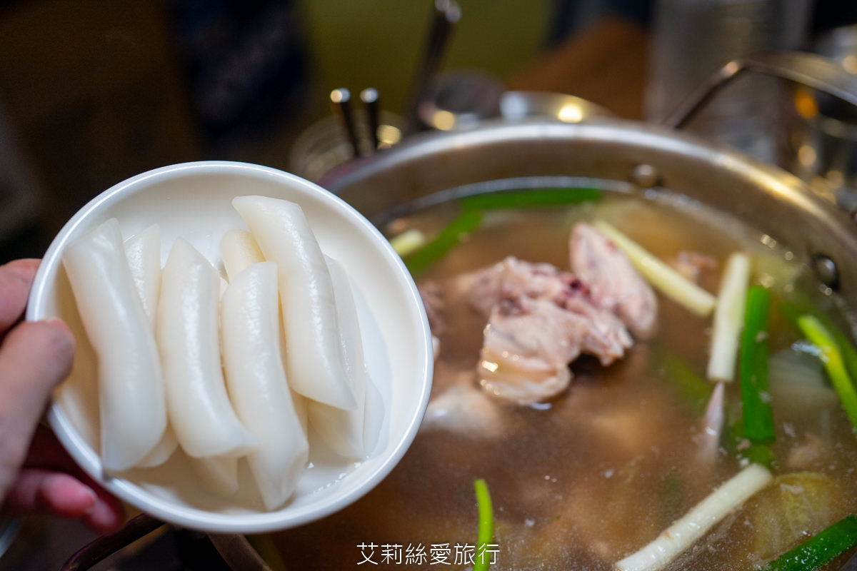 蘆洲韓式美食 That’s ok韓式餐酒館 韓國必吃 韓國一隻雞 蟹膏北海道干貝漢堡好鮮甜~辣味涼拌魷魚、PRIME翼板牛小排、韓國五花肉烤肉…吃飽飽又滿足！