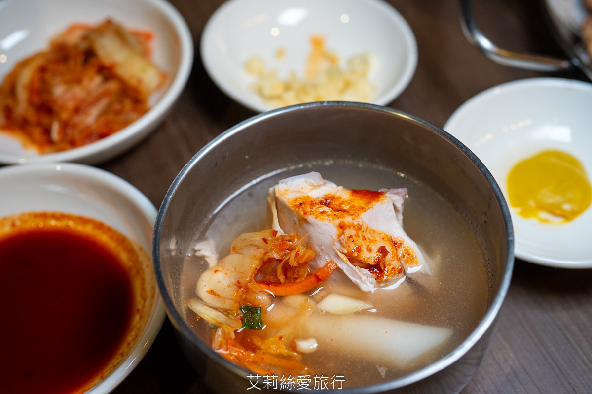 蘆洲韓式美食 That’s ok韓式餐酒館 韓國必吃 韓國一隻雞 蟹膏北海道干貝漢堡好鮮甜~辣味涼拌魷魚、PRIME翼板牛小排、韓國五花肉烤肉…吃飽飽又滿足！