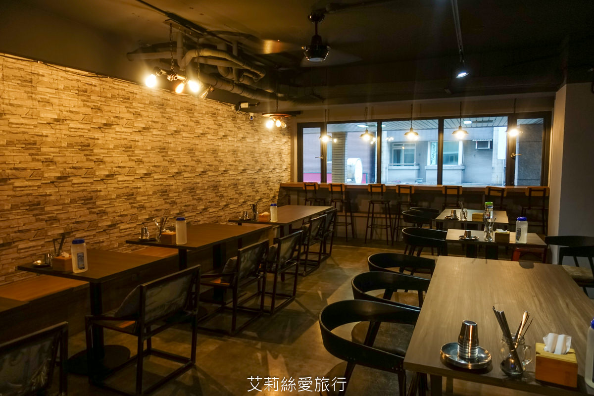 蘆洲韓式美食 That’s ok韓式餐酒館 韓國必吃 韓國一隻雞 蟹膏北海道干貝漢堡好鮮甜~辣味涼拌魷魚、PRIME翼板牛小排、韓國五花肉烤肉…吃飽飽又滿足！