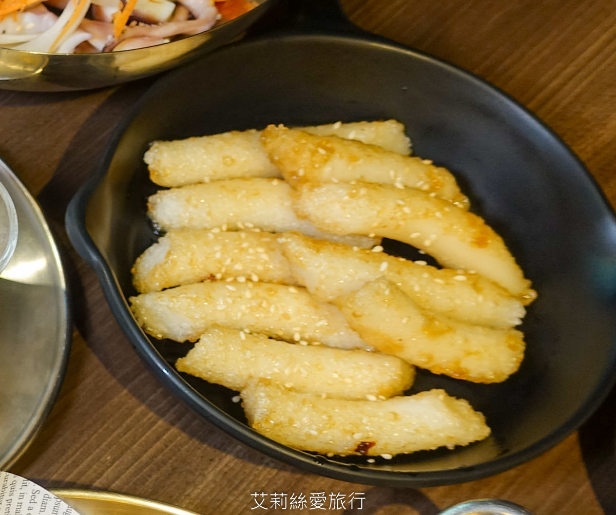 蘆洲韓式美食 That’s ok韓式餐酒館 韓國必吃 韓國一隻雞 蟹膏北海道干貝漢堡好鮮甜~辣味涼拌魷魚、PRIME翼板牛小排、韓國五花肉烤肉…吃飽飽又滿足！