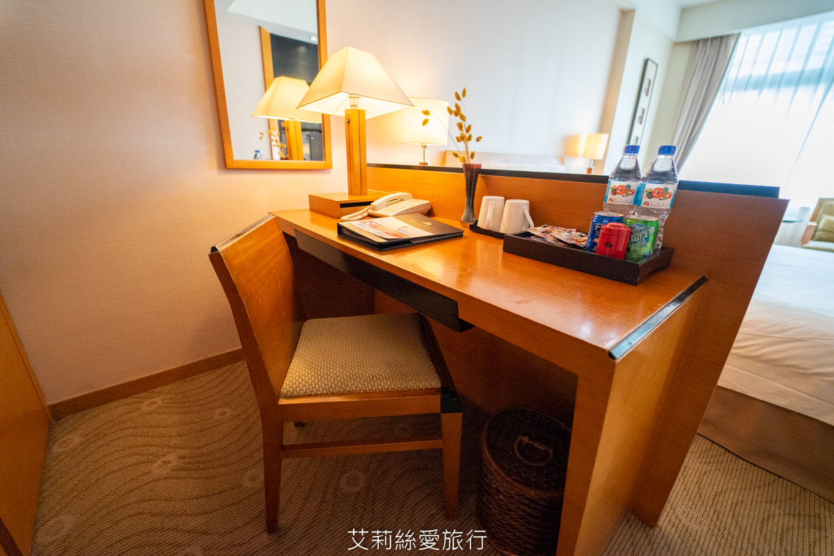 北投春天酒店雙人房 書桌空間很大 對於商務人士非常實用
